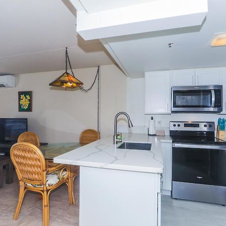 Ilikai Tower One Bedroom Lagoon View Waikiki Condos With Lanai & Free Wifi Хонолулу Стая снимка