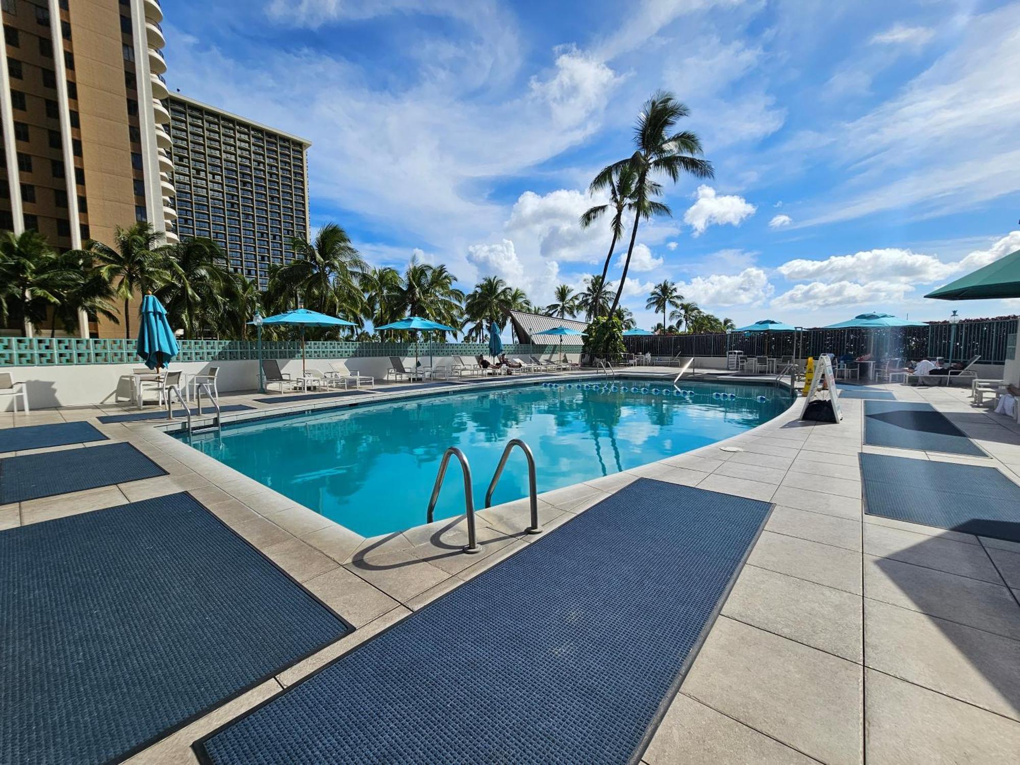 Ilikai Tower One Bedroom Lagoon View Waikiki Condos With Lanai & Free Wifi Хонолулу Стая снимка