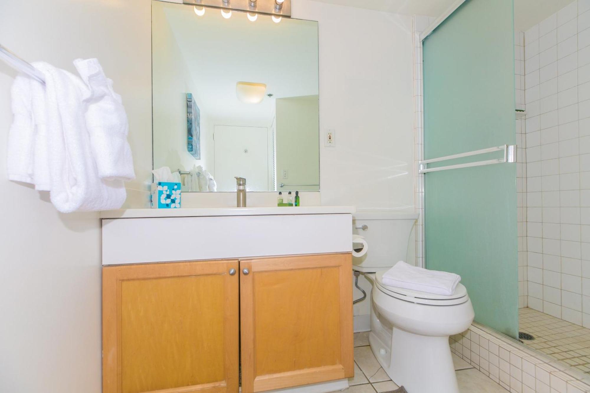 Ilikai Tower One Bedroom Lagoon View Waikiki Condos With Lanai & Free Wifi Хонолулу Стая снимка