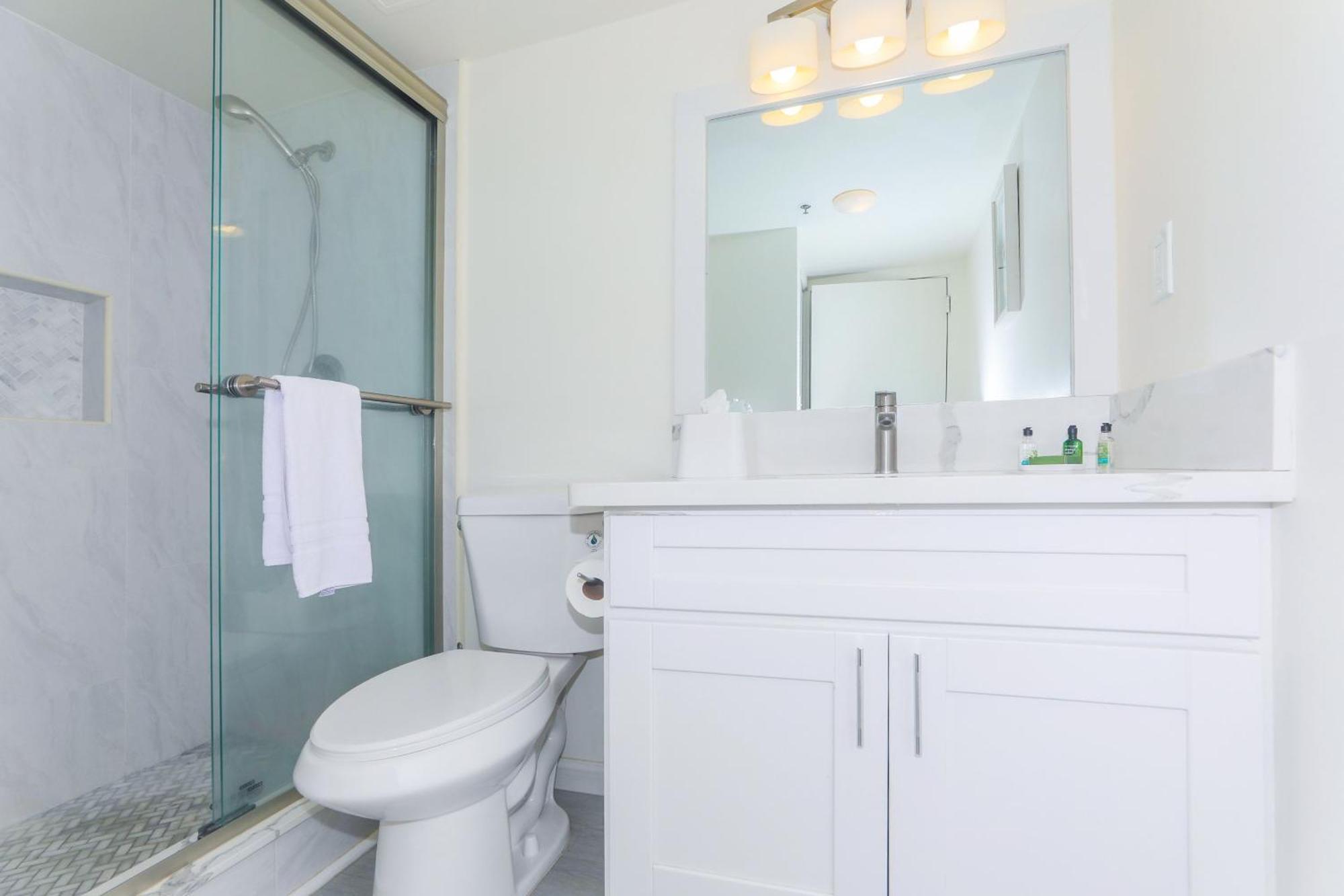 Ilikai Tower One Bedroom Lagoon View Waikiki Condos With Lanai & Free Wifi Хонолулу Стая снимка