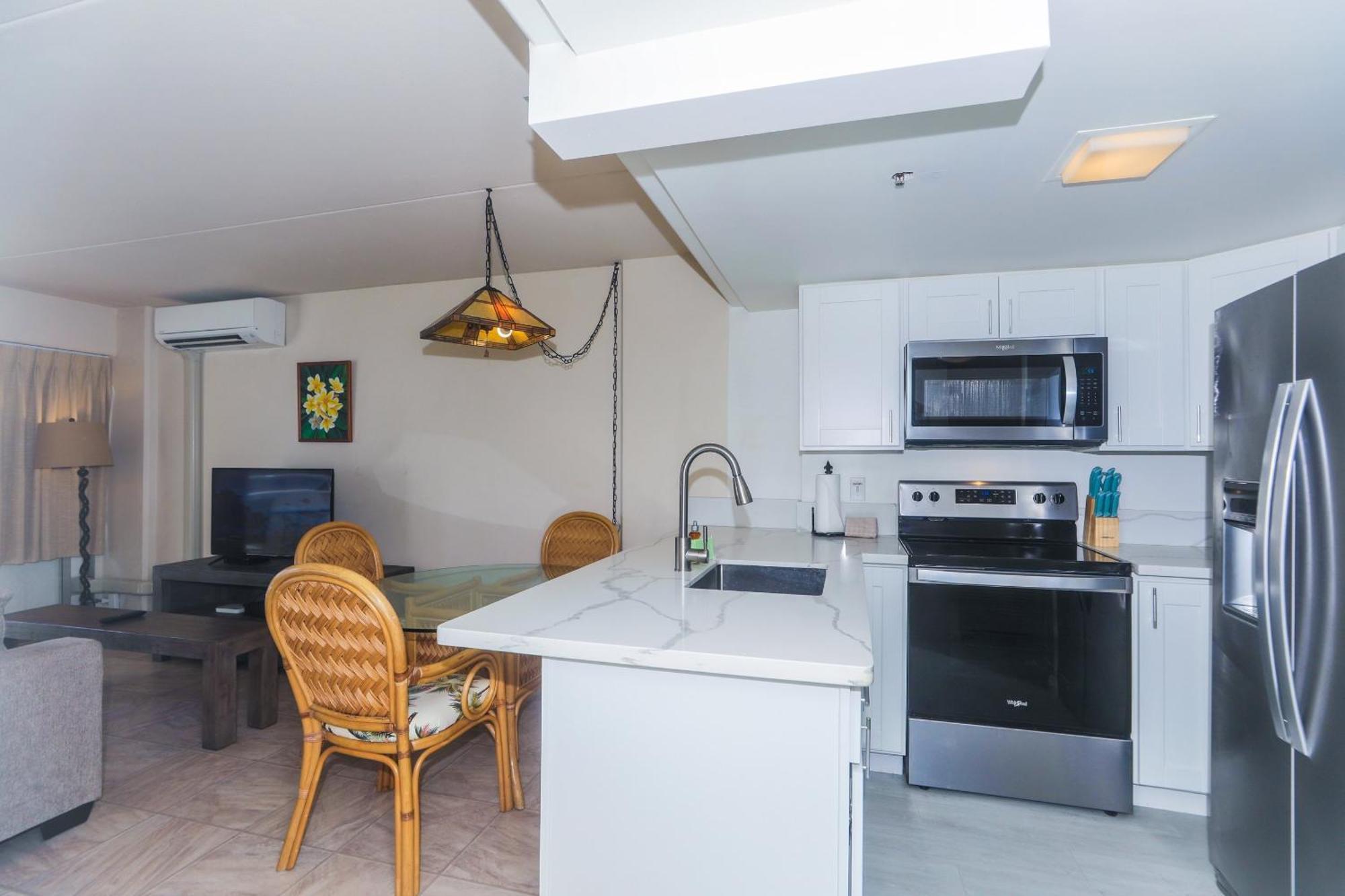 Ilikai Tower One Bedroom Lagoon View Waikiki Condos With Lanai & Free Wifi Хонолулу Стая снимка